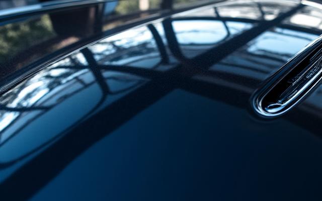 徹底的なディテーリング後の、光沢のある黒い車の塗装面