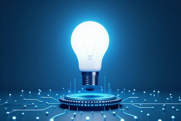 創造性を示す電球と歯車の画像